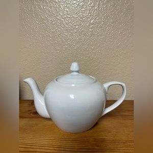 Bia Cordon Bleu: Porclain Teapot & Lid Classic white